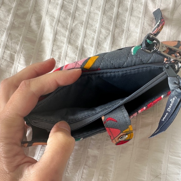 NWOT Vera Bradley Quilted Trifold Wallet Wristlet Gray Floral RFID - Picture 5 of 5